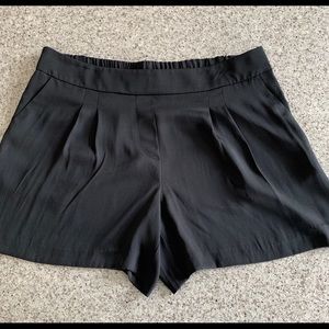 Pleated black fashion shorts